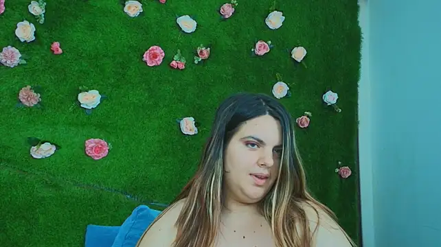 Show modela Huge_Titties_ na web-kameri