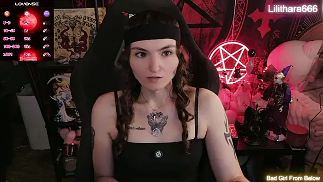 Lilithara666: διαδικτυακό σόου στην κάμερα