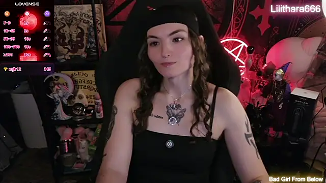 Lilithara666: διαδικτυακό σόου στην κάμερα