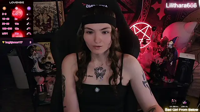 Lilithara666: διαδικτυακό σόου στην κάμερα