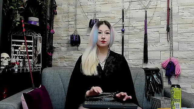 Pokazy przed kamerką – CruelMistress