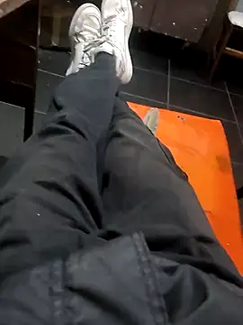 Juliano69xv: διαδικτυακό σόου στην κάμερα