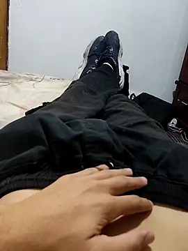 Juliano69xv: διαδικτυακό σόου στην κάμερα