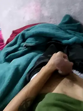 Juliano69xv: διαδικτυακό σόου στην κάμερα
