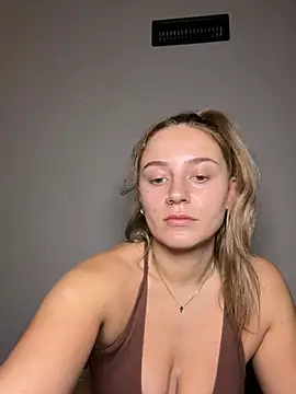 צ'אט XXX בשידור חי של SalemAlexiss