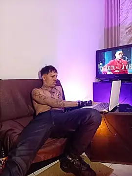 HannibalLester: διαδικτυακό σόου στην κάμερα