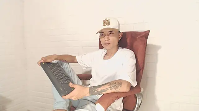 Show modela Edward_Milleer na web-kameri