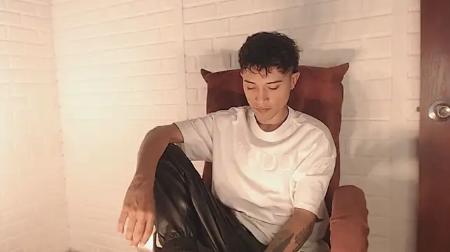 Show modela Edward_Milleer na web-kameri