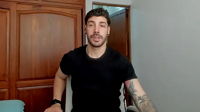 Guyinthemountain Show in webcam