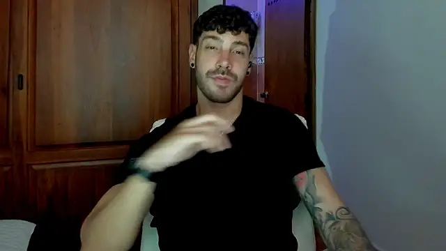 Guyinthemountain: διαδικτυακό σόου στην κάμερα