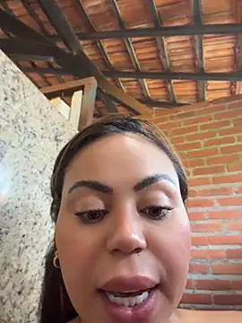 LariiHotWife Adlı Modelin Canlı XXX Sohbeti