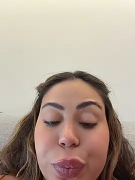 LariiHotWife's Live XXX Chat