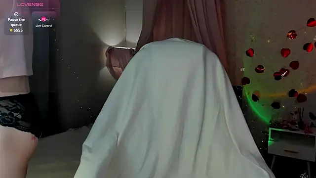 Esme_Runn's Live Chat Room