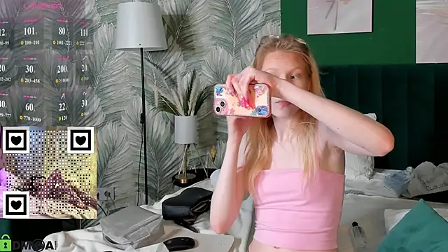 Esme_Runn's Live XXX Chat
