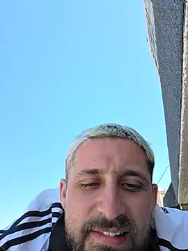 omarito100: διαδικτυακό σόου στην κάμερα