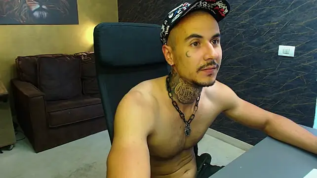 Show modela RomeoBodhi na web-kameri