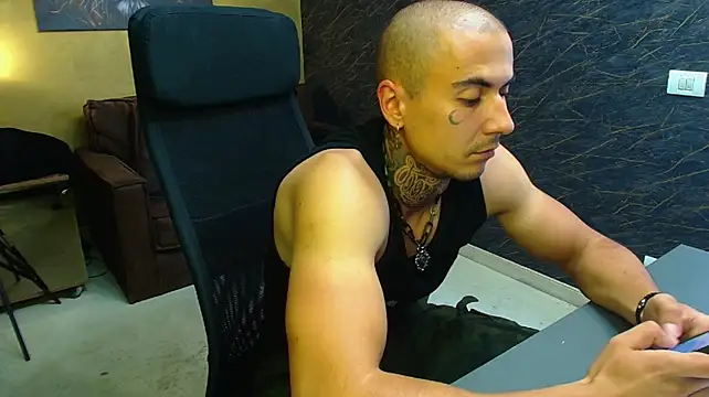 Show modela RomeoBodhi na web-kameri