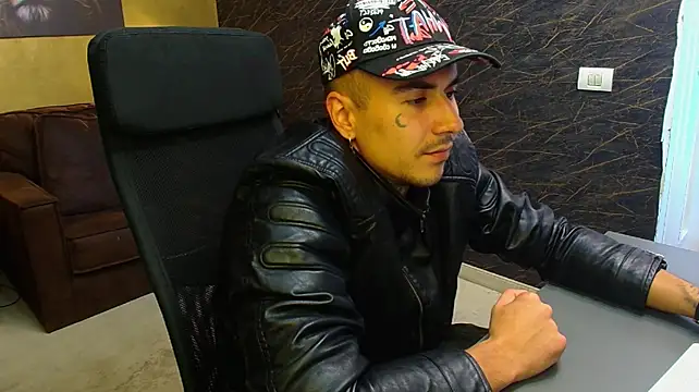 Show modela RomeoBodhi na web-kameri