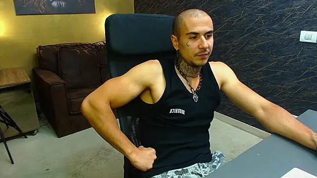 Show modela RomeoBodhi na web-kameri