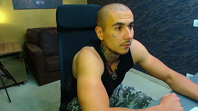 Show modela RomeoBodhi na web-kameri