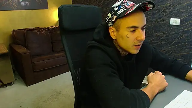 Show modela RomeoBodhi na web-kameri