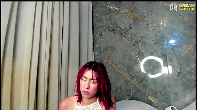 Yourslust_ Show in webcam