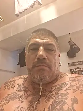 B_DOGG69: διαδικτυακό σόου στην κάμερα