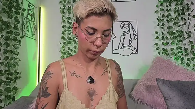 MiaMorgan_'s Live Chat Room