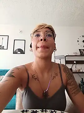 Chatroom XXX en direct de MiaMorgan_