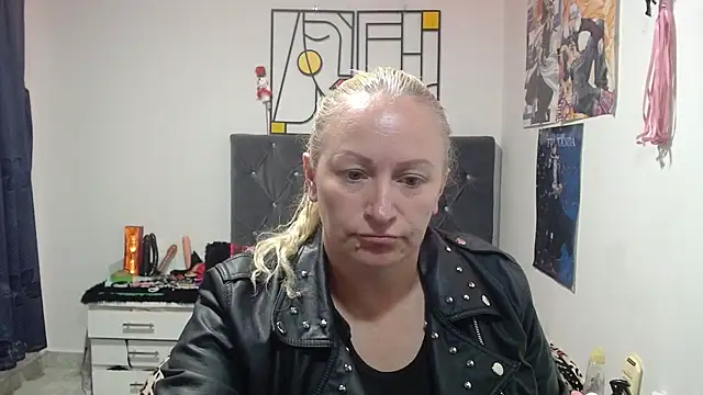 emperabigbootybigass – Naživo XXX chat