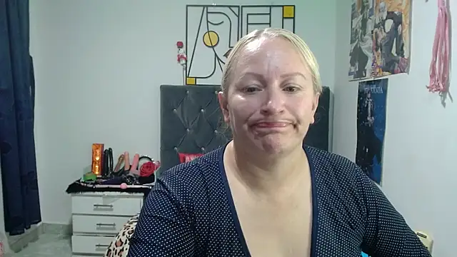 XXX chat uživo modela emperabigbootybigass