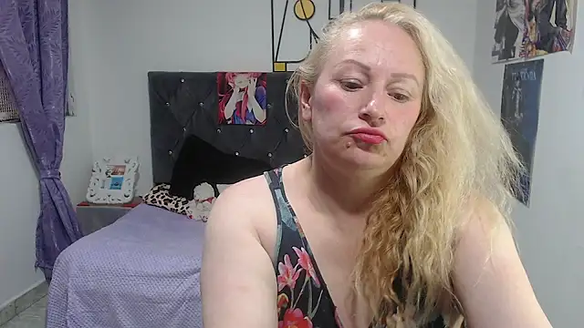 emperabigbootybigass' Live XXX Chat