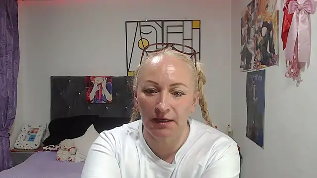 XXX chat uživo modela emperabigbootybigass