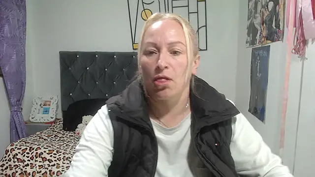 emperabigbootybigass' Live XXX Chat
