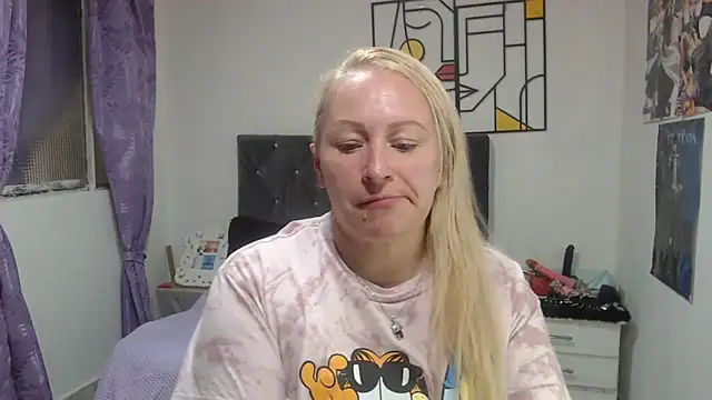 XXX chat uživo modela emperabigbootybigass