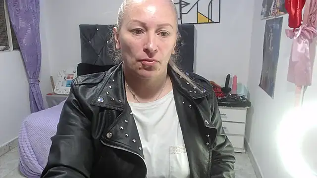 emperabigbootybigass Adlı Modelin Canlı XXX Sohbeti