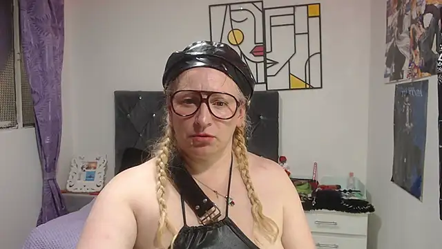 emperabigbootybigass Chat XXX in diretta