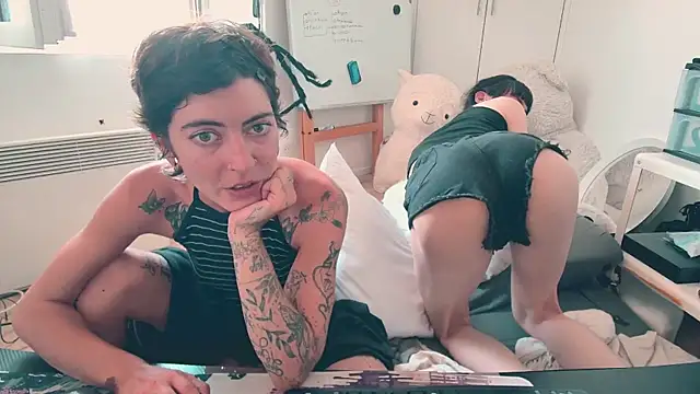 CeriseLapine's Webcam Show