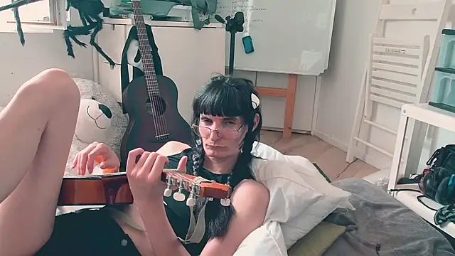 CeriseLapine Show in webcam