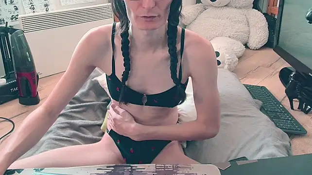 CeriseLapine Show in webcam