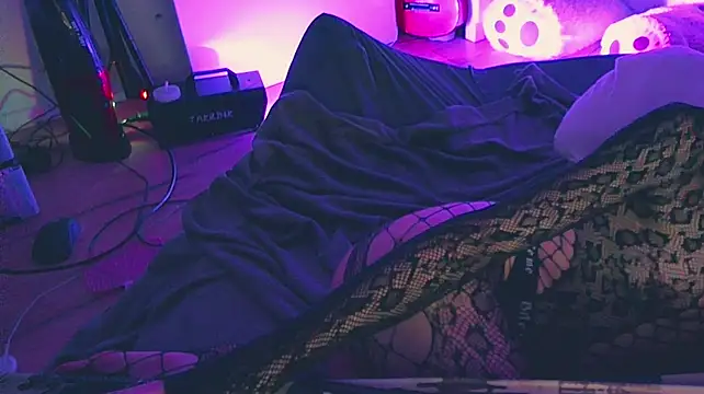 CeriseLapine's Webcam Show