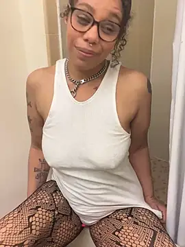 Desirae_Luciano Show in webcam
