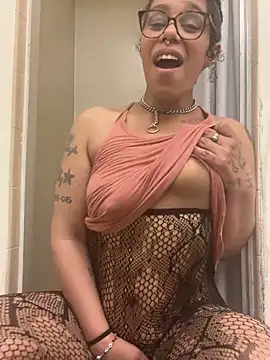 Show modela Desirae_Luciano na web-kameri
