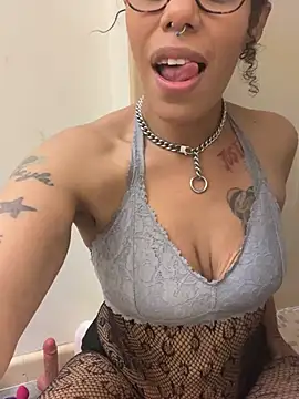 Desirae_Luciano Adlı Modelin Canlı Sohbet Odası