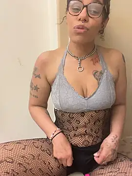 Desirae_Luciano Show in webcam