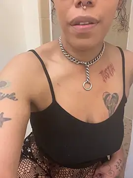 Desirae_Luciano Show in webcam