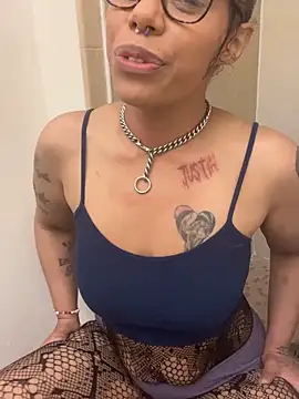 Desirae_Luciano Live chatroom