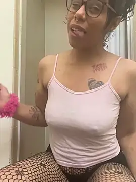 Desirae_Luciano Show in webcam