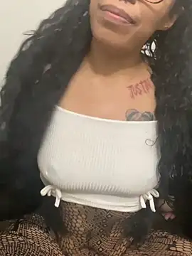 הופעת וובקאם של Desirae_Luciano