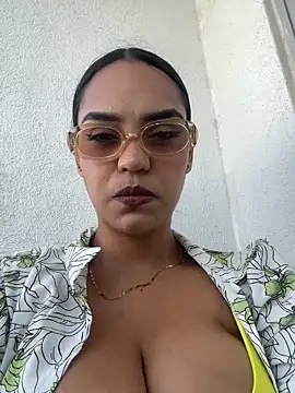 Sara-77: διαδικτυακό σόου στην κάμερα